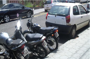 Motos ocupam espaço destinado aos automóveis. Foto: Gazeta do Triângulo