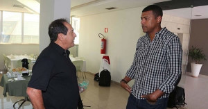 Antes de assumir o clube, Junior Baiano conversou com o técnico Muricy Ramalho em Uberlândia. Foto: Divulgação