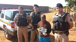 Missão da PM no último fim de semana foi ajudar população com a entrega de centenas de pares de calçados. Foto: Divulgação