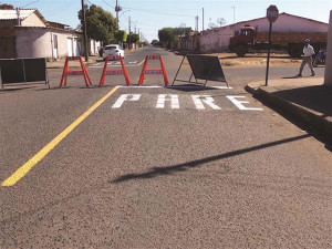 Pintura estratigráfica foi promovida na rua Brejo Alegre, local onde está instalada a tenda. Foto: Gazeta do Triângulo