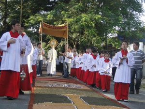 As procissões são tradicionais no dia de Corpus Christi, em Araguari acontece após a missa e adoração. Foto: Divulgação