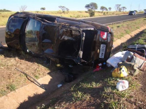 Veículo parou na vala que divide as pistas. Foto: PRF