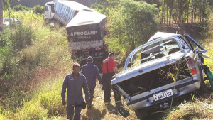 Após batida, veículo e carreta saíram da pista e caíram em uma valeta da rodovia. Foto: Corpo de Bombeiros de Araguari