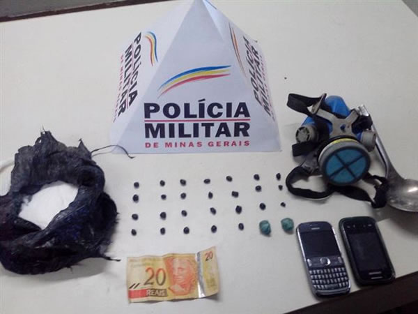 Ao ser realizada uma busca no local, encontraram dentro de um sofá uma embalagem de plástico contendo 26 pedras de crack. Foto: Divulgação