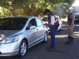 Em quase três horas de fiscalização, mais de cinquenta veículos foram abordados. Foto: Gazeta do Triângulo
