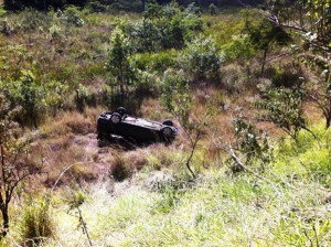 Veículo caiu numa ribanceira durante ultrapassagens. Foto: PRF