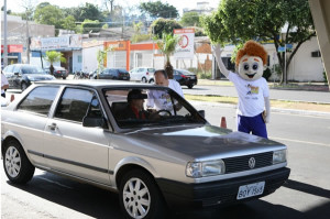 Materiais de conscientização foram distribuídos para os motoristas. Foto: Araípedes Luz