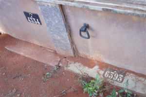 Placas de identificação são encontradas soltas por toda parte no cemitério. Foto: Gazeta do Triângulo