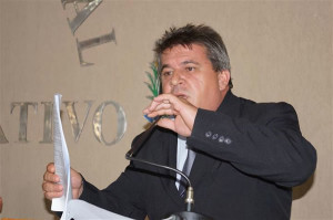 Para vereador Cezinha a informação é importante para o consumidor que fica indeciso na hora de escolher entre gasolina ou etanol. Foto: Gazeta do Triângulo