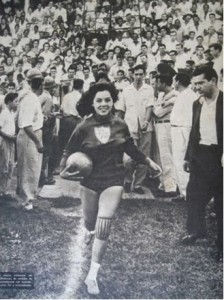 Araguari é considerada o berç!@o do futebol feminino no Brasil. Foto: Eugênio Silva / O Cruzeiro (Edição 28/02/1959)