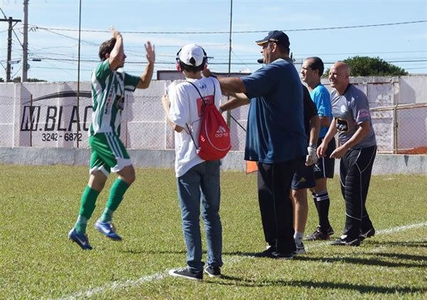 Maycon Resende comemora seu 11º gol na Copa Araguari. Foto: Adriano Souza/Gazeta do Triângulo