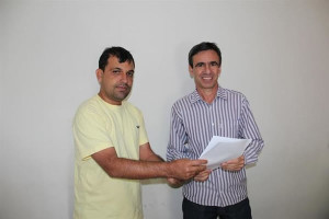 Reivindicação foi entregue pelo vereador Paulo do Vale ao secretário de trânsito Wanderley Barroso. Foto: Divulgação