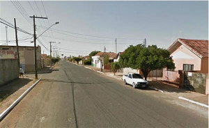 O acidente aconteceu na rua Alvim Borges, onde é crescente o número de veículos que trafegam pela via em alta velocidade. Foto: Gazeta do Triângulo