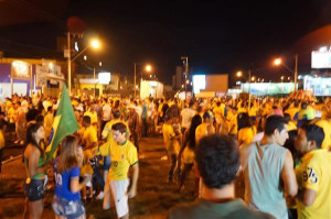 Araguarinos acompanham o jogo de maneira segura na avenida Theodolino. Foto: Arquivo