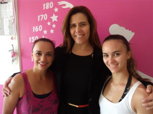 Marília Tozzo, Chris Matallo e Luiza Tozzo na escola de dança Arabesque. Foto: Gazeta do Triângulo
