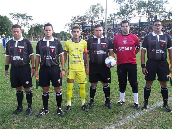 ARBITRAGEM: Ricardo Tibúrcio, auxiliado por Daniel Santos, Gilson Gonçalves e Wellington Costa. Foto: Gazeta do Triângulo