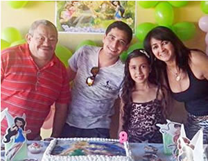  Ana Clara Silva Cabral, aniversariante do dia 22, ladeada pelos avós Ronaldo e Marcia,e pelo seu pai Ronaldo Cardoso Cabral