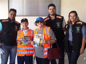 Equipe do departamento de educação para o trânsito com o casal Onofre de Castro Ferreira e Maria José de Castro Ferreira