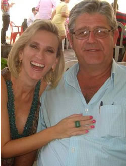 Gilberto Cunha de Resende aniversariante do dia 14, com a esposa Fernanda Debs
