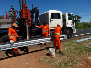 Operários implantam defensas metálicas em trecho da rodovia. Foto: Divulgação