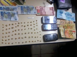 Em um dos quartos da residência, havia ainda em torno de 52,5 gramas de crack. Foto: Gazeta do Triângulo