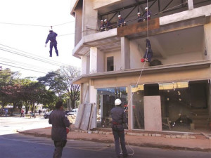 Diversos militares participaram da ação, que utiliza técnicas seguras em resgates. Foto: Gazeta do Triângulo 
