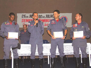 Rafael Borges Vieira, cabo Gastão Aires de Oliveira e 1º sargento Neilson Carlos Rosa, recebendo a premiação referente aos profissionais que tem se destacado em suas missões. Foto: Gazeta do Triângulo