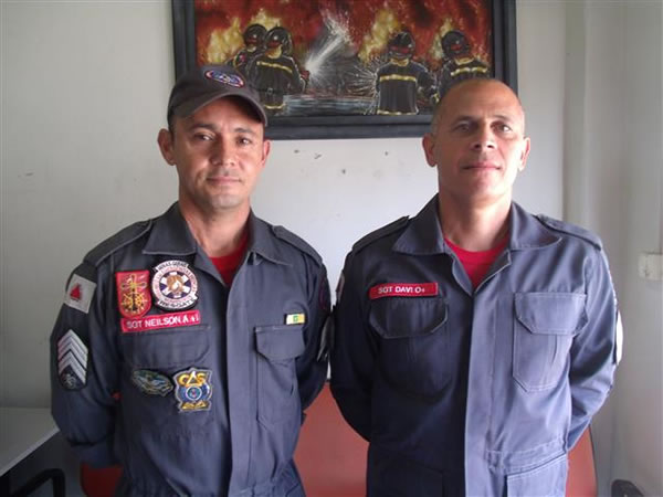 Sargentos Neilson e Davi após entrevista ao Jornal Gazeta na tarde desta terça-feira. Foto: Gazeta do Triângulo