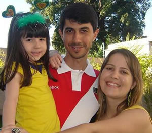 Daniel Scalia Barbosa aniversariante do dia 7 ao lado de sua filha Marina e sua esposa Karina