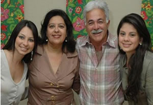 Jussara de Fátima Alves Oliveira, aniversariante do dia 7, com o marido Luiz Antônio e as filhas Nayara e Nathálya