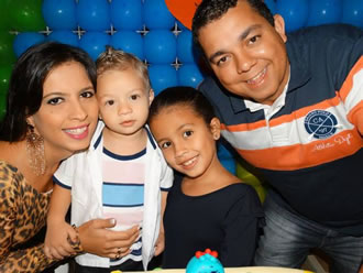 Lauriene Costa Mendes, aniversariante do dia 4, com o esposo e filhos