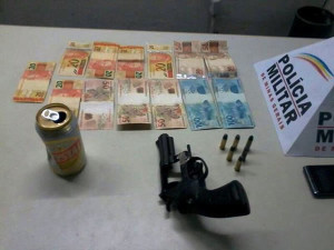 Material apreendido com os suspeitos. Foto: Divulgação