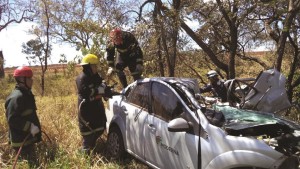 Foi preciso utilizar o desencarcerador para retirar a vítima Fernando Alvarenga. Foto: Pelotão de Bombeiros