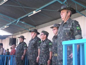 Militares e civis participam da solenidade. Foto: Gazeta do Triângulo