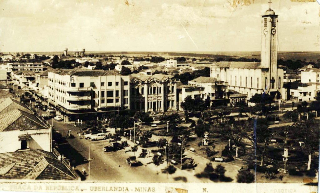 Praça Tubal Vilela, com o majestoso Hotel Colombo, na esquina. Foto: Divulgação