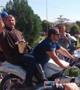 Padre Márcio abençoa motocicletas que participaram da “Viagem de Fé”, na garupa do motociclista araguarino Túlio. Foto: Divulgação