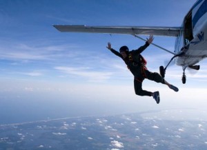 Aulas teóricas e prática para futuros paraquedistas acontecem no aeroporto de Araguari. Foto: Divulgação