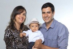 Karen Cristina Teixeira Paranhos que completa mais um ano de vida no dia 4, na foto ao lado do marido Dante Nazzário Caixeta de Moura e do filho Miguel Paranhos de Moura