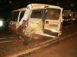 Van atingida em um dos acidentes do final de semana. Foto: PRF