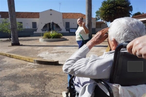 Geralda Maximiana tem 107 anos de idade. Apesar de afirmar sentir muita falta de sua cidade natal, conta que é bem tratada e fica extremamente contente ao receber visitas. Foto: Gazeta do Triângulo