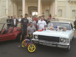 Os participantes prestigiaram a exposição e contribuíram com a doação de brinquedos. Foto: Gazeta do Triângulo