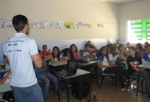 Turmas do 8º e 9º ano do turno vespertino se reúnem para assistir palestra. Foto: Gazeta do Triângulo