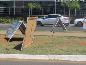 Cavaletes espalhados pelas avenidas são proibidos das 22 às 6 horas. Foto: Gazeta do Triângulo