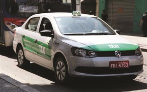 Em Araguari, táxis serão padronizados na cor prata e com adesivos de identificação. Foto: Divulgação