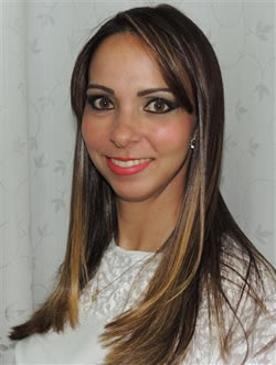 Ana Paula Inácia da Silva, aniversariante de hoje recebendo o carinho da filha Alana e do esposo Jorge