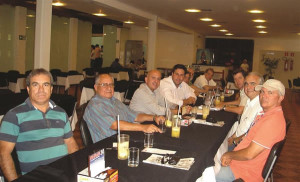 Engenheiros em confraternização após a reunião que ocorreu no gabinete do prefeito. Foto: Ascom/PMA