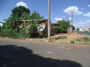 Comunidade que ainda mora na Colônia Encantado  sofre com falta de saneamento básico. Foto: Gazeta do Triângulo