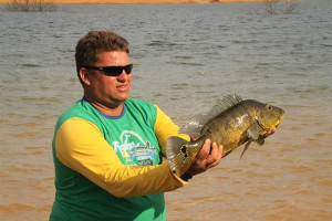 Daniel exibe um Tucunaré de 62 centímetros, que rendeu o prêmio de maior peixe. Foto: Divulgação