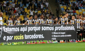 Jogadores do Botafogo protestam antes de partida no Brasileirão. Foto: *Divulgação