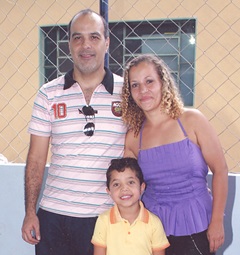Jackson Luiz Rodrigues, aniversariante do dia 22. Na foto, com a esposa Patrícia e o filho Pedro Luiz